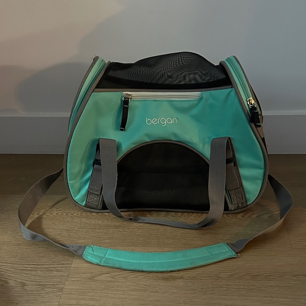 Bergan Comfort Airline-Approved Dog & Cat Carrier Bag in Bermuda